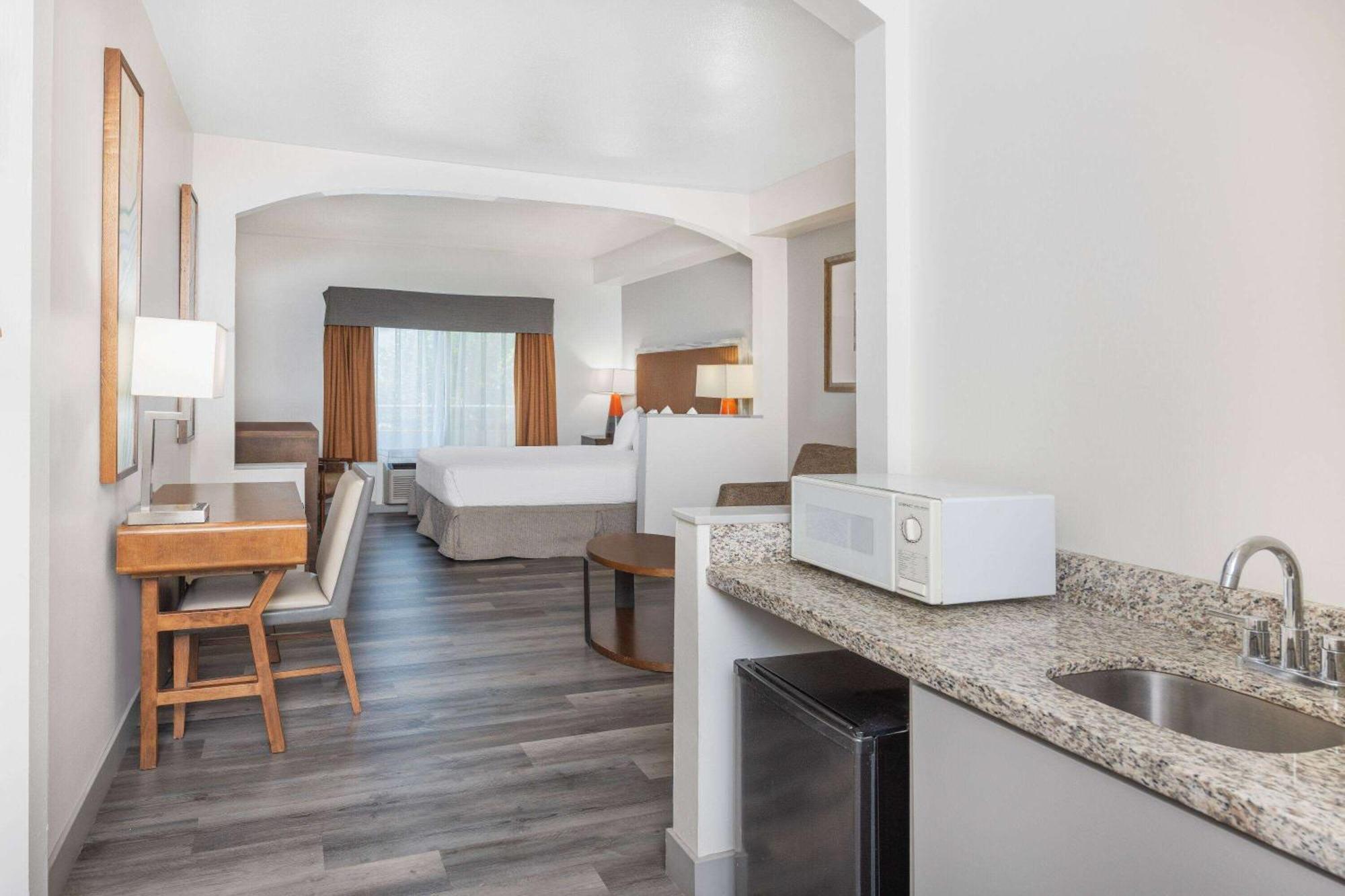 Ramada By Wyndham Bakersfield Hotel Eksteriør billede