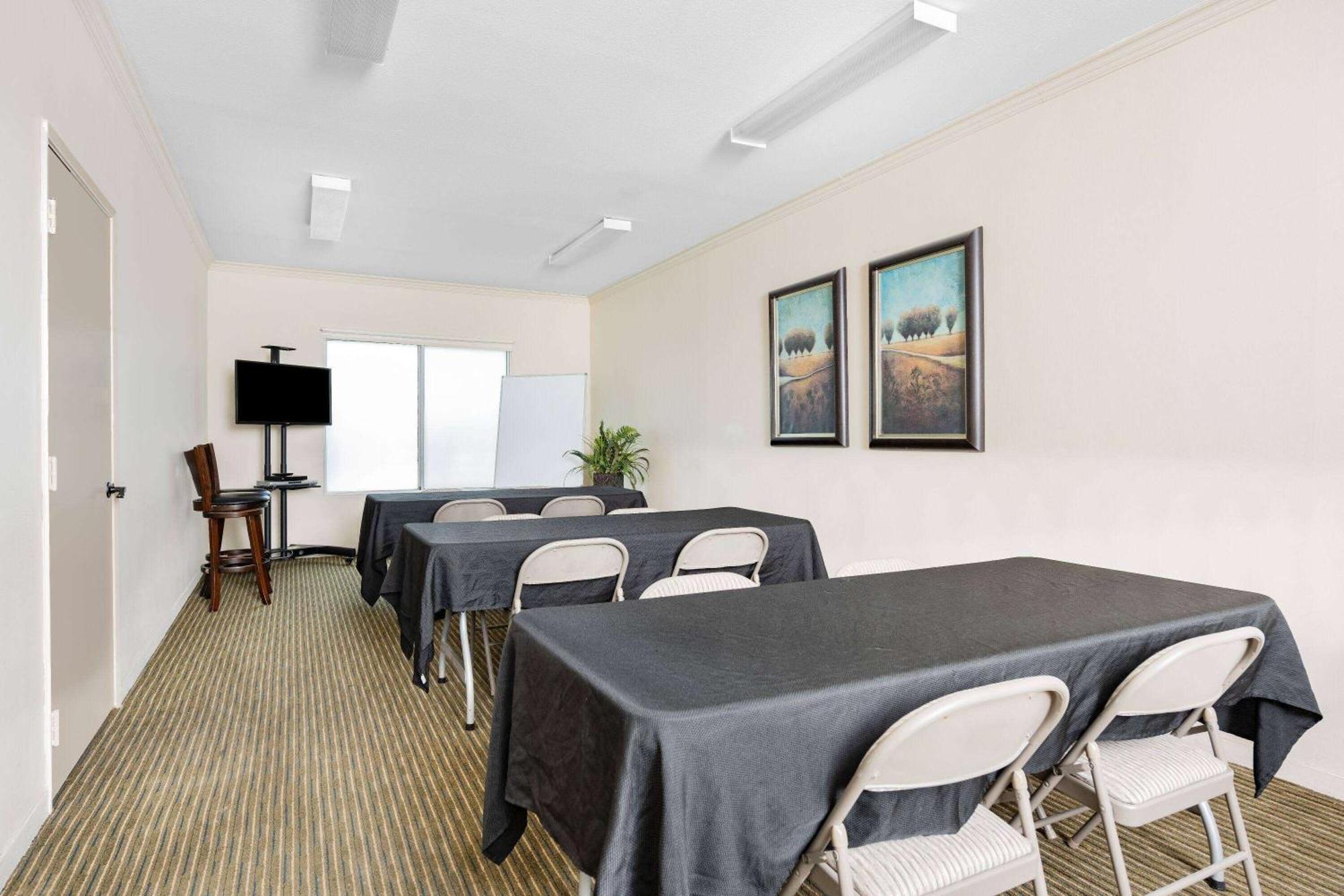 Ramada By Wyndham Bakersfield Hotel Eksteriør billede