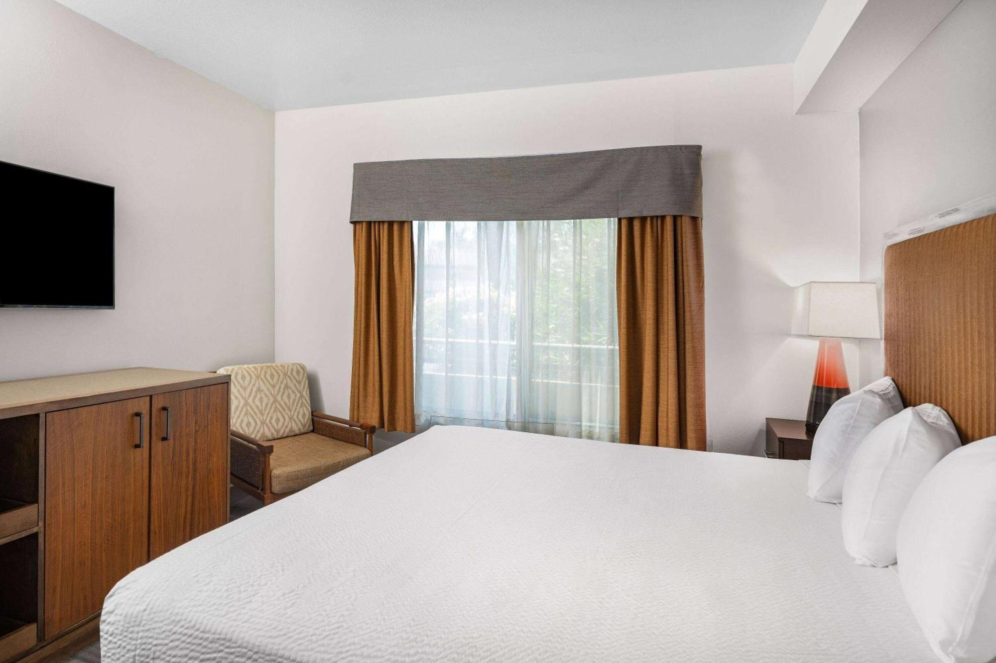 Ramada By Wyndham Bakersfield Hotel Eksteriør billede