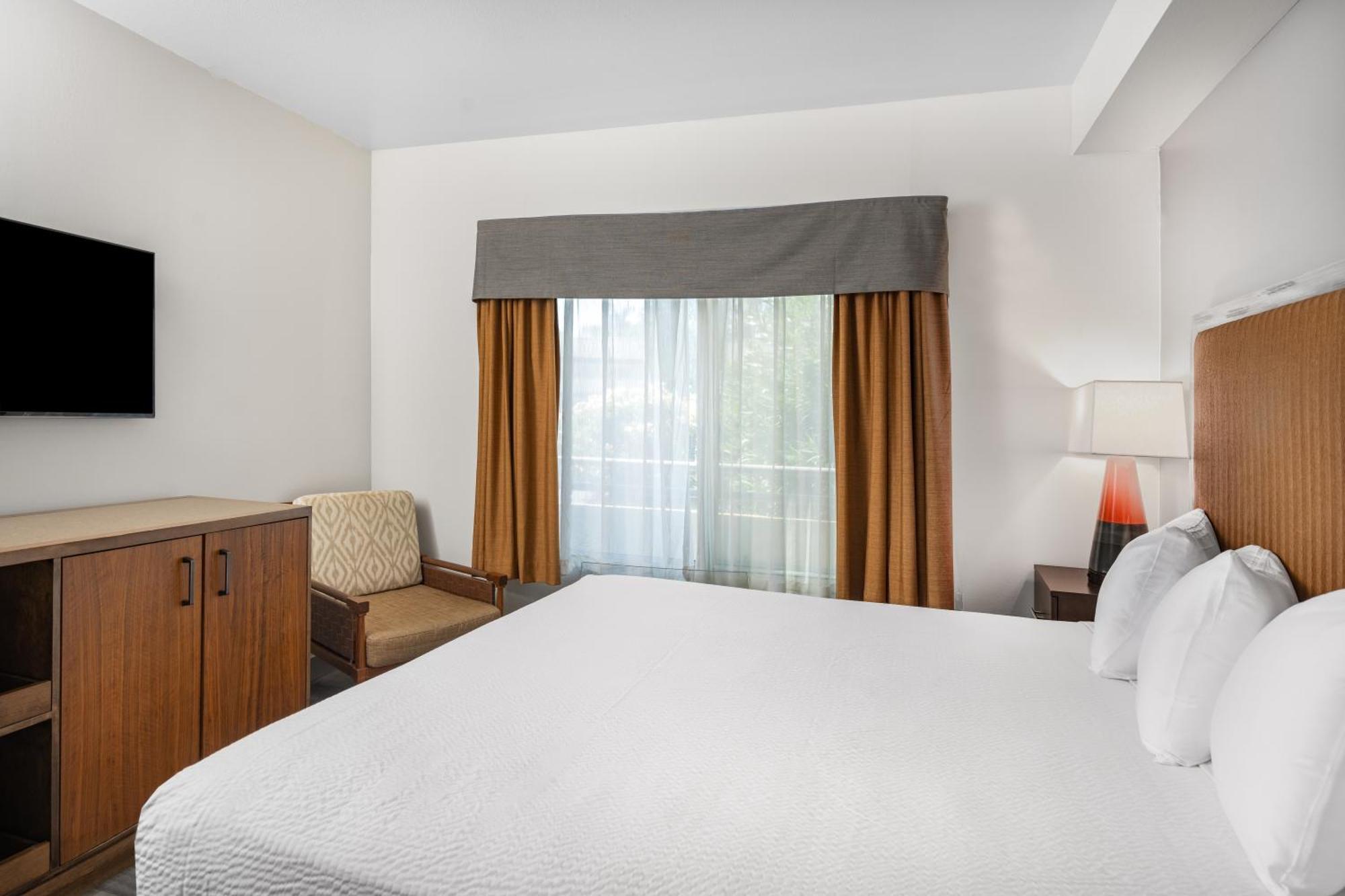 Ramada By Wyndham Bakersfield Hotel Eksteriør billede