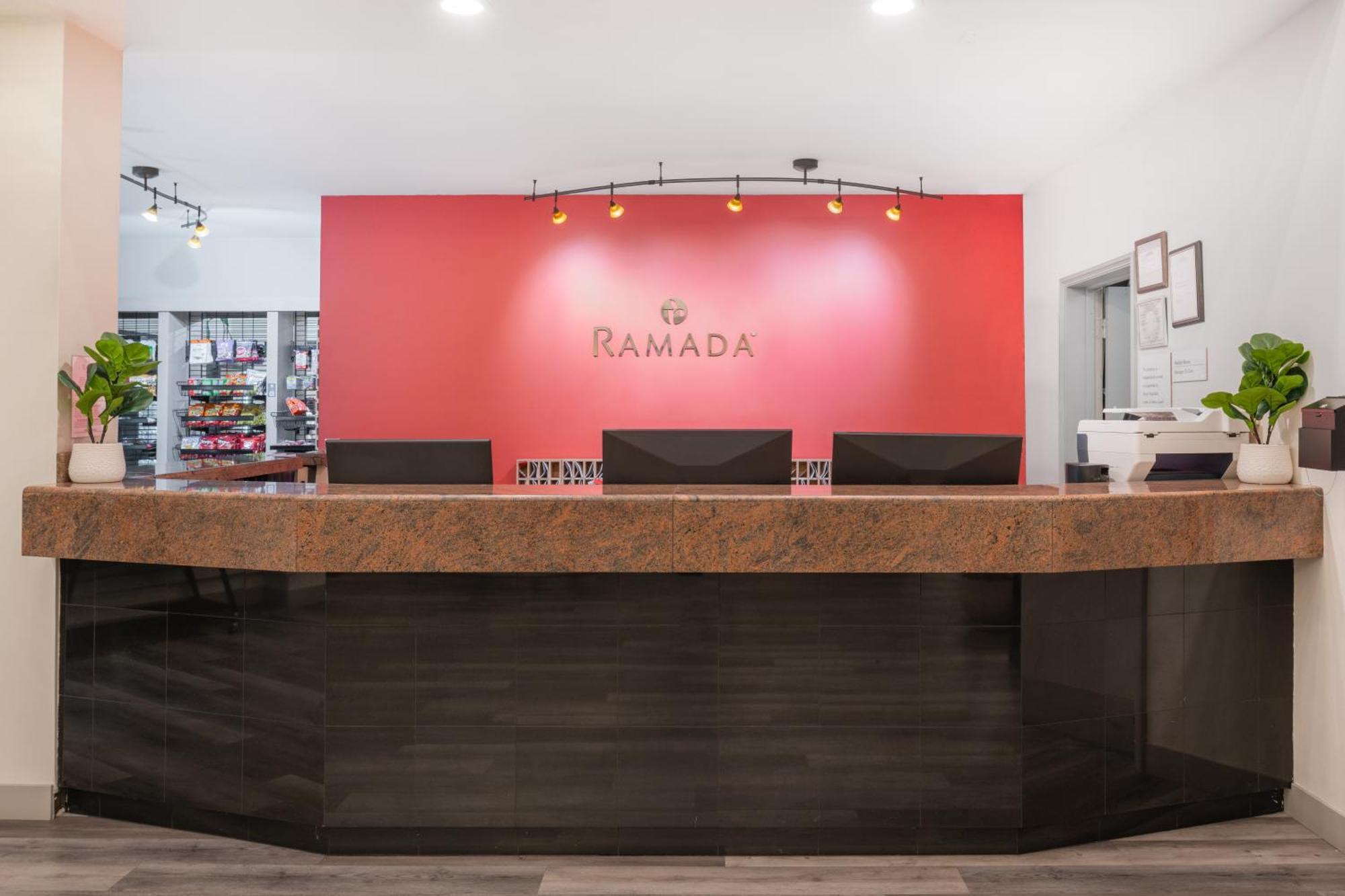 Ramada By Wyndham Bakersfield Hotel Eksteriør billede