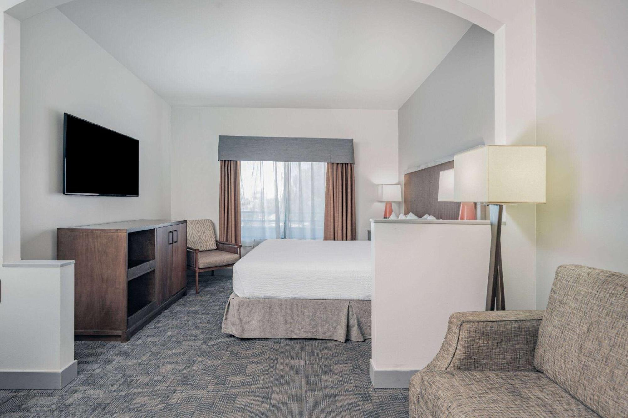 Ramada By Wyndham Bakersfield Hotel Eksteriør billede
