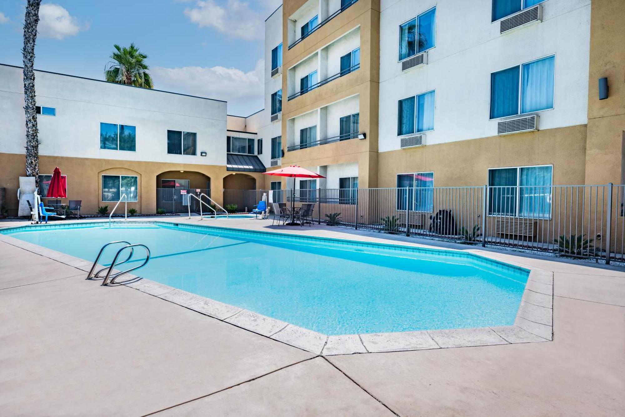 Ramada By Wyndham Bakersfield Hotel Eksteriør billede